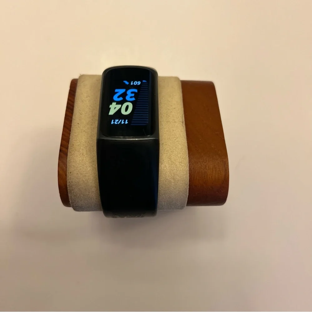 Fitbit charge 5‎ (black/black, MSRP 149$)